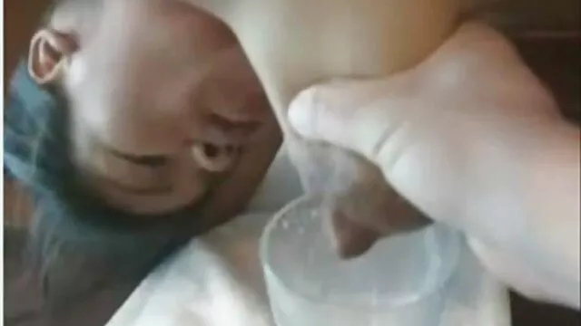 Frotando su coño mojado mujer sexo por dinero con un juguete sexual con audacia
