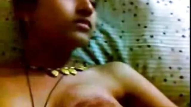 Puta rubia en catsuit de látex negro brillante sexo por dinero en el parque follada y facial