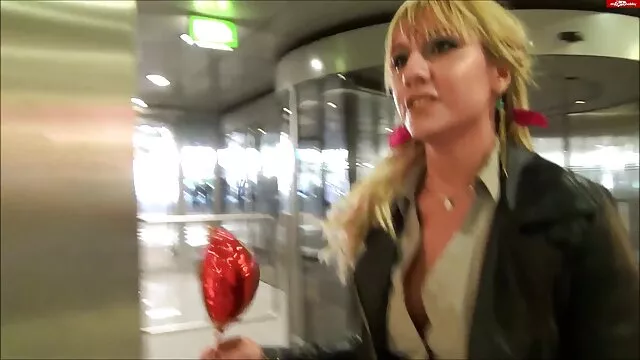 Linda rubia adolescente obtiene vómito follada por un chico al azar pornos por dinero que conoció a Onli