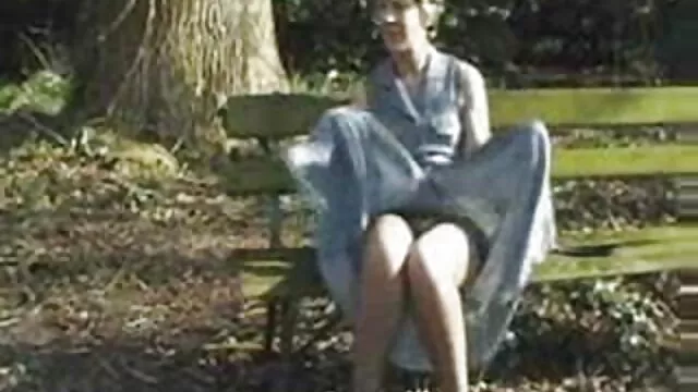MILF follada por dos sexo por dinero x tíos