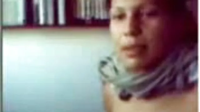 20yo acostado en hombres sexo por dinero el sofá frotando el coño