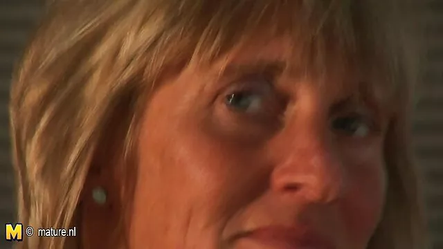 Big Boobed Boss Maggie Green Finger golpea su coño tener sexo por dinero mojado caliente!