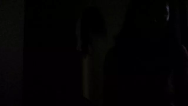 Lindo nerd chica en gafas trabajando xxx sexo por dinero español con el pie