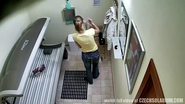 rubia sexo por dinero en tienda sucia pone el culo en el aire