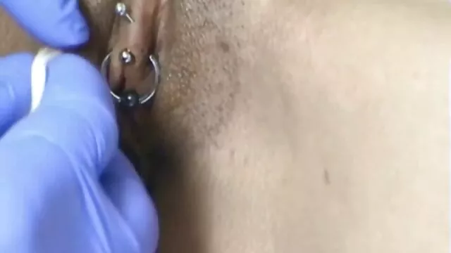 Niñera con trenzas montada antes follando por dinero delante del novio de follar anal