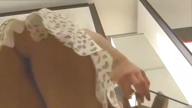 Madre estudiante tiene sexo por dinero japonesa agarrada por hijo