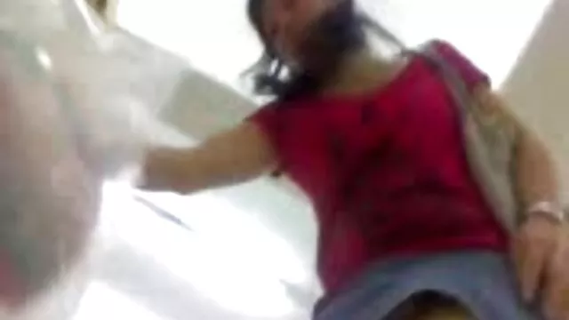 Pequeña belleza ingenua se por plata sexo masturba con un tío
